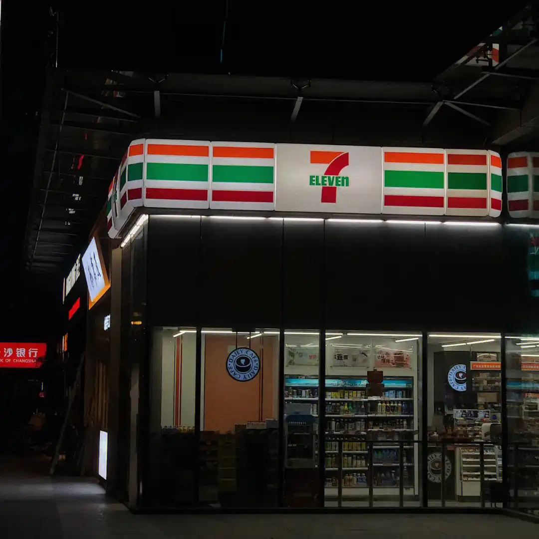 7-ELEVEN 便利店：领导行业，全球超 52000 家分店，提供多种便民服务